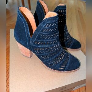 Frye & Co Black Suede Allister Feather Laser Cut Heeled Ankle Booties Size 7M